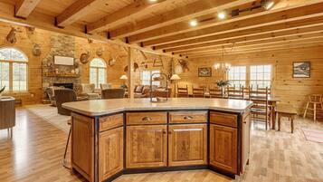 House (6 Bedrooms) | Interior