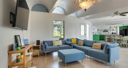 Walk to Beach: Unique Family Gem in Pass Christian