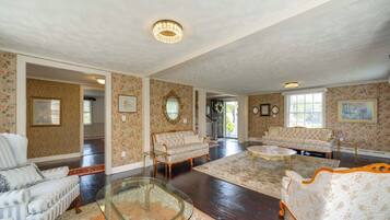 House (5 Bedrooms) | Interior