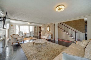 House (5 Bedrooms) | Interior