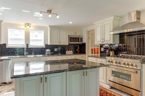 House (5 Bedrooms) | Interior