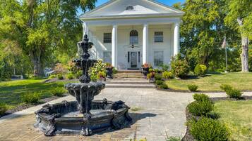 House (5 Bedrooms) | Exterior