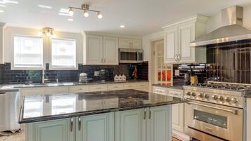 House (5 Bedrooms) | Interior