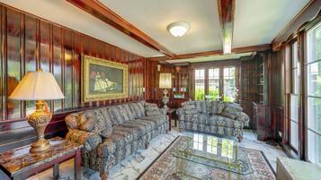 House (5 Bedrooms) | Interior