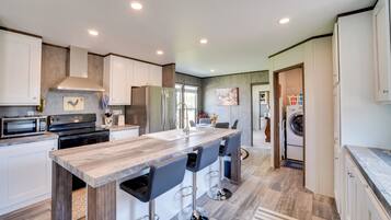 House (3 Bedrooms) | Interior