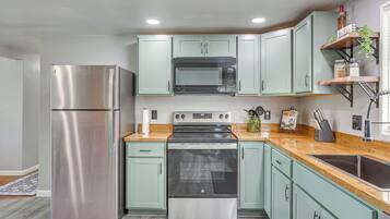 House (3 Bedrooms) | Interior