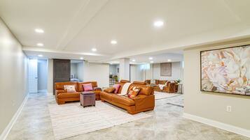 House (5 Bedrooms) | Interior