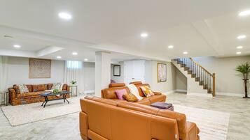 House (5 Bedrooms) | Interior