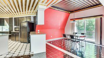 House (5 Bedrooms) | Interior