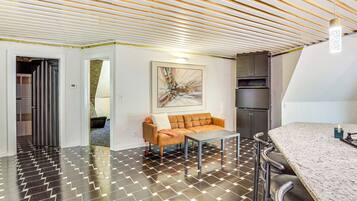 House (5 Bedrooms) | Interior