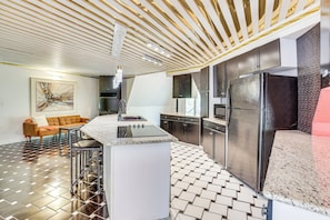 House (5 Bedrooms) | Interior