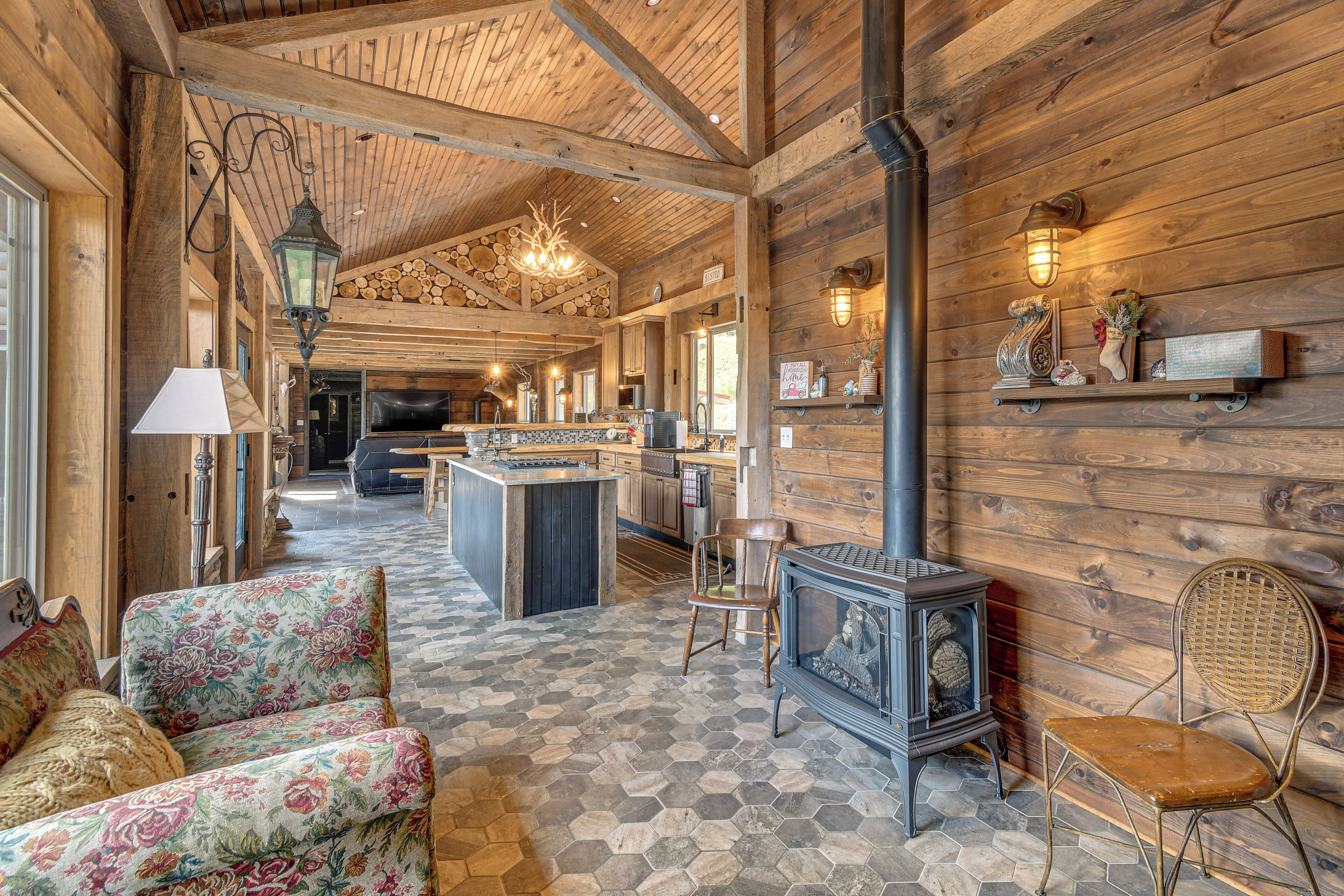 House (6 Bedrooms) | Interior