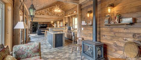 House (6 Bedrooms) | Interior