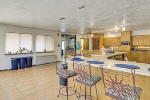 House (5 Bedrooms) | Interior