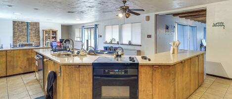 House (5 Bedrooms) | Interior