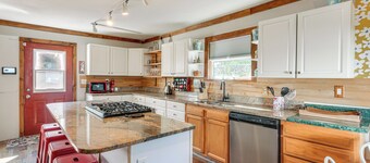3 Mi to Blackwater Falls: Peaceful Retreat w/ Deck