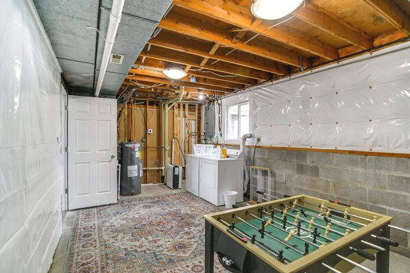 A room with a foosball table, a washing machine, and a patterned rug. - 4 Mi to Big Creek State Park: Spacious Family Home (Polk City)