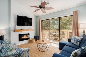 スマートテレビ、暖炉、DVD プレーヤー、卓球台