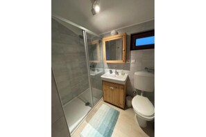Douche, séchoir à cheveux, bidet, serviettes fournies