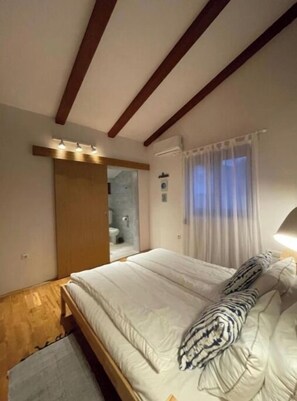 3 bedrooms, iron/ironing board, internet, bed sheets