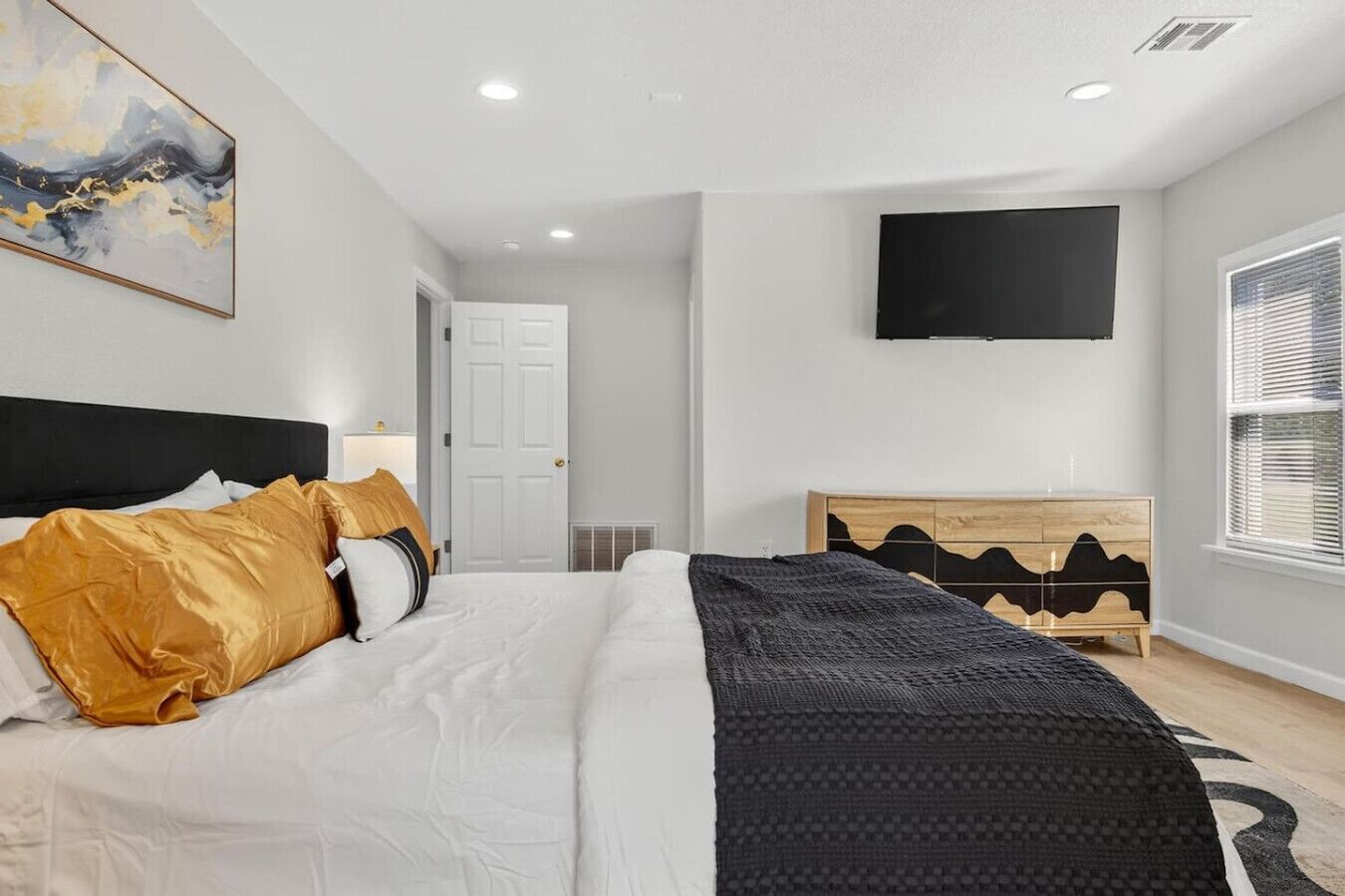 Desk, iron/ironing board, WiFi, bed sheets