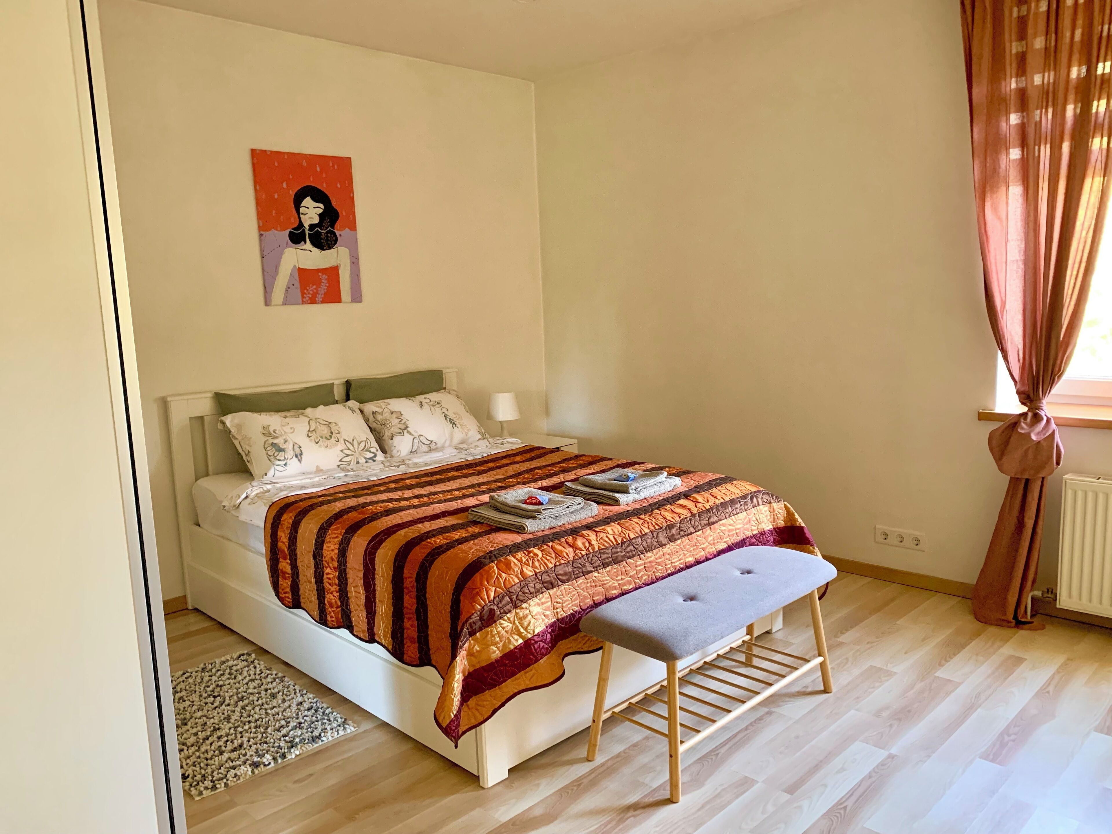 1 室のベッドルーム、デスク、アイロン / アイロン台、旅行用ベ  ビーベッド