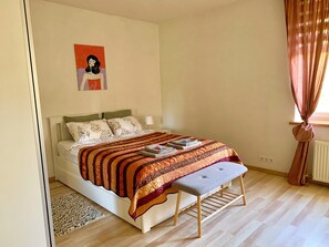 1 soverom, skrivebord, strykejern/-brett og reiseseng for barn