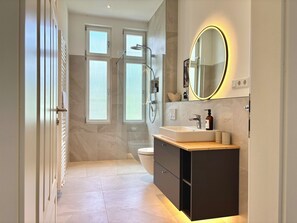 Dusche, Haartrockner, Seife
