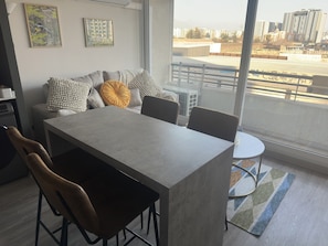 Apartamento conforto, sacada, vista para a cidade | Sala de jantar