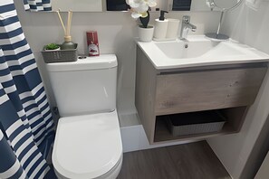 Apartment | Bathroom | Towels, toilet paper