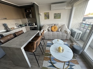 Apartamento conforto, sacada, vista para a cidade | Área de estar