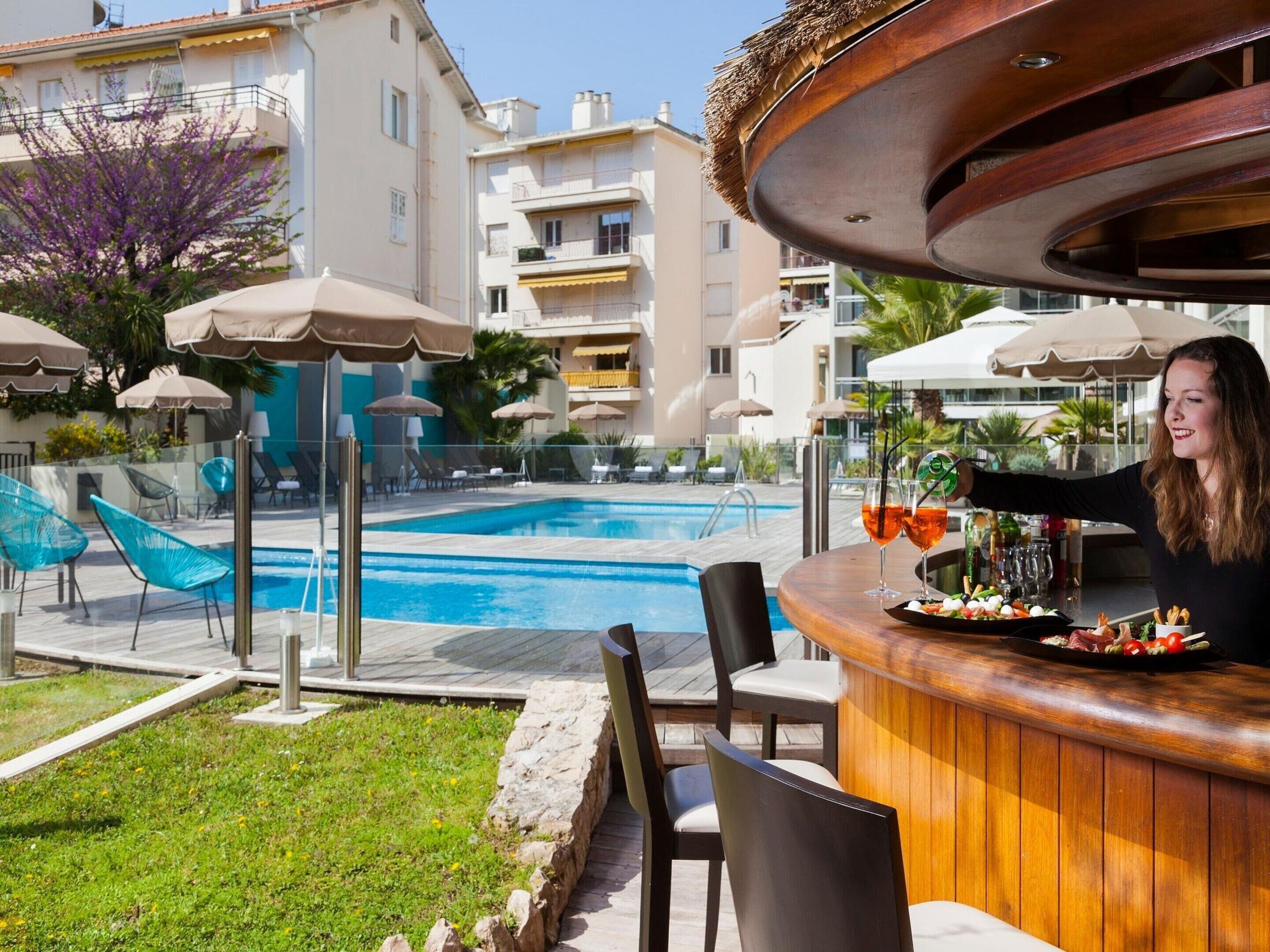 Una piscina al aire libre, una piscina climatizada