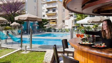 Una piscina al aire libre, una piscina climatizada