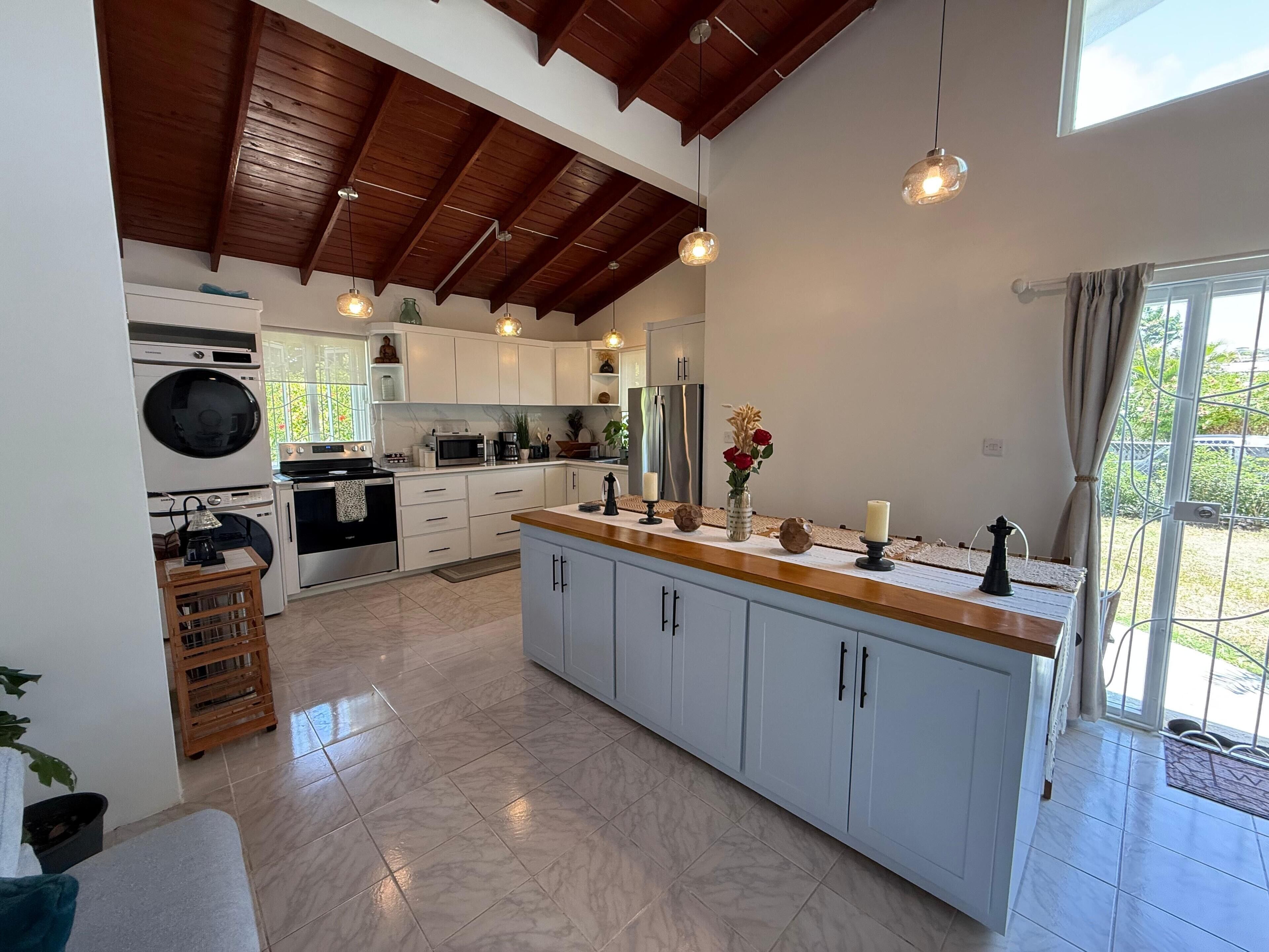 Frigorífico, microondas, horno y placa de cocina