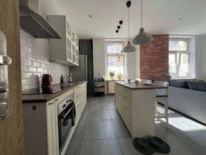 Fridge, oven, stovetop, dishwasher