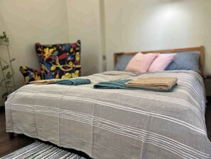 1 habitación, escritorio, tabla de planchar con plancha y wifi 