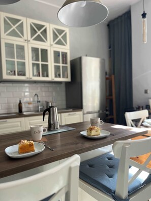 Fridge, oven, stovetop, dishwasher