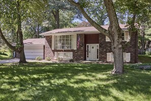 Exterior - Game Room - Private Beach Access - Sleeps 8 (Fontana-on-Geneva Lake)