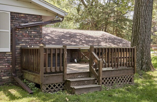 Property grounds - Game Room - Private Beach Access - Sleeps 8 (Fontana-on-Geneva Lake)