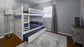 3 bedrooms, iron/ironing board, WiFi, bed sheets - Game Room - Private Beach Access - Sleeps 8 (Fontana-on-Geneva Lake)
