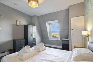 4 chambres, fer et planche à repasser, lit de béb é portatif, Wi-Fi