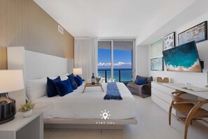 1 habitación, escritorio, tabla de planchar con plancha y cuna de viaje