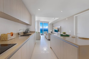 Geladeira, micro-ondas, fogão, cooktop