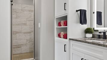 House, 4 Bedrooms | Bathroom | Towels, shampoo