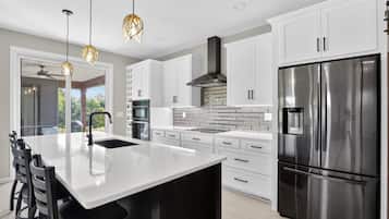 House, 3 Bedrooms | Private kitchen | Fridge, oven, coffee/tea maker