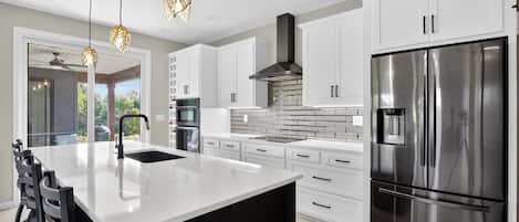 Casa, 3 habitaciones | Cocina privada | Refrigerador, horno y cafetera y tetera