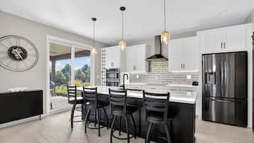 House, 3 Bedrooms | Dapur peribadi | Peti sejuk, ketuhar, pembancuh kopi/teh