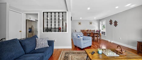 Dúplex, 3 habitaciones | Área de sala de estar | Smart TV y servicios de streaming