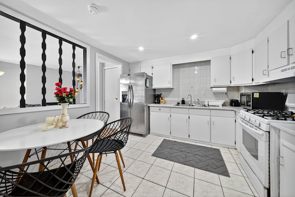 Nhà Duplex, 3 phòng ngủ | Bếp riêng | Tủ lạnh, lò nướng, dụng cụ pha cà phê/trà, lò nướng bánh mì