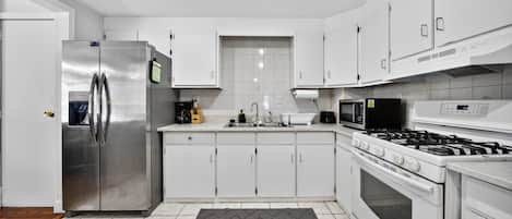 Duplex, 3 Bedrooms | Private kitchen | Fridge, oven, coffee/tea maker, toaster